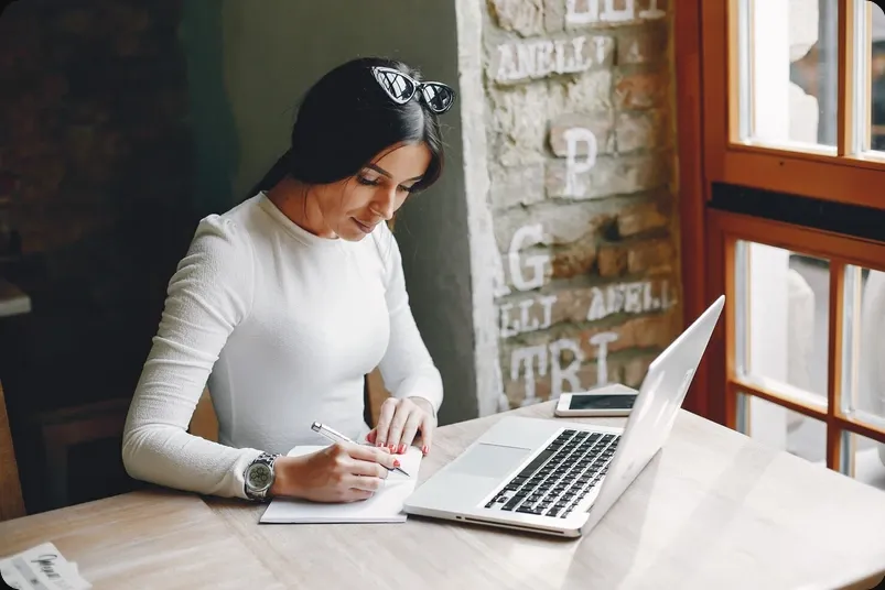 Writing en inglés: tipos de textos, estructura y conectores más usados