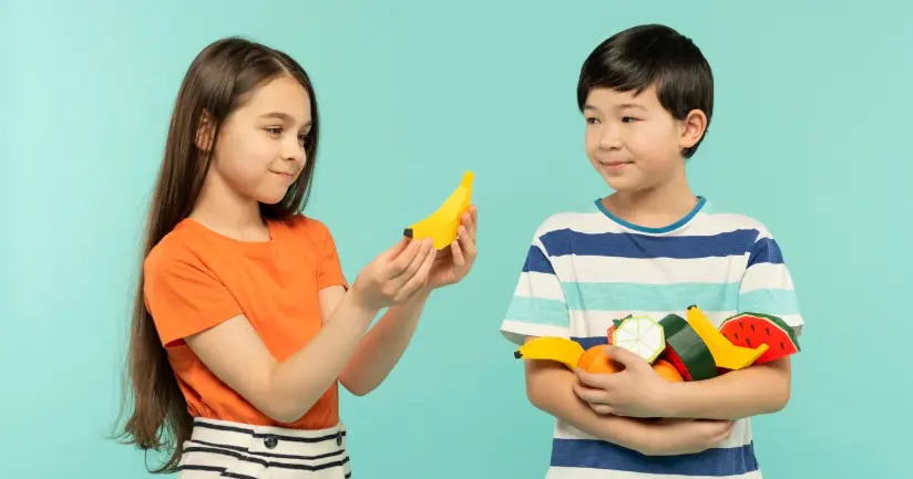 featured image of two kids showing possessive adjectives