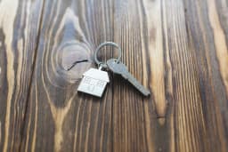 Preposiciones de lugar en inglés con ejemplos y lista completa