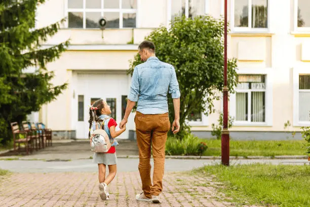 featured image of a parent and his kid using present participle in a conversation