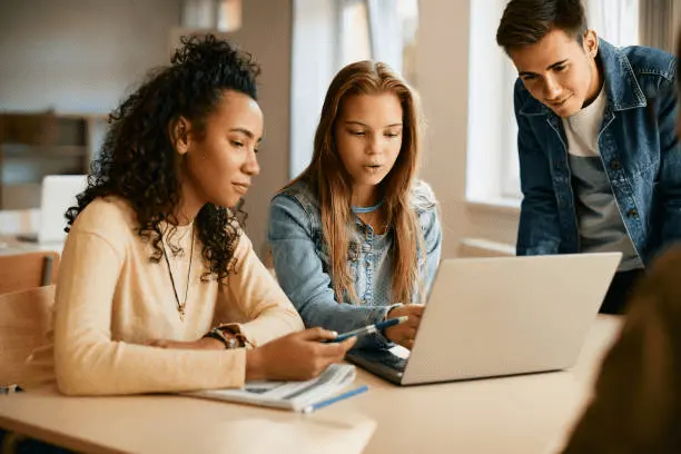 featured image of people having a conversation using a present progressive tense