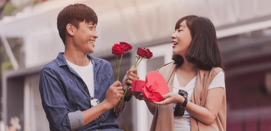 Una imagen destacada de una pareja llamándose con apodos cariñosos