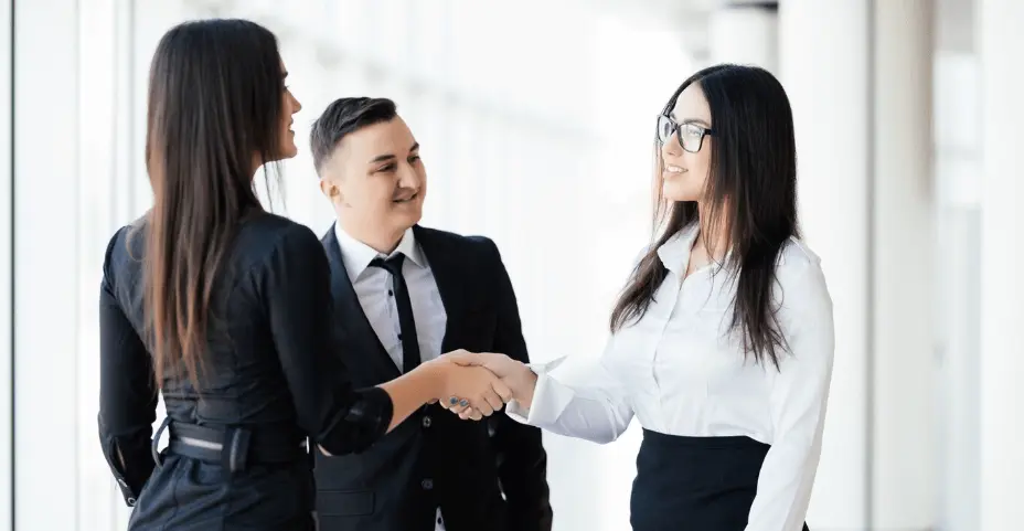 featured image of people doing an introduction in english